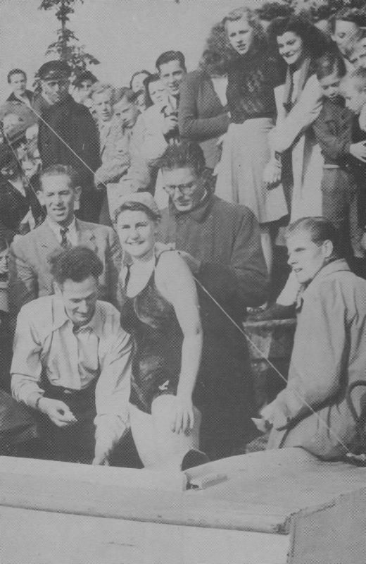 Tini Jonker in 1948 zwemtocht Alkmaar - Zaandam